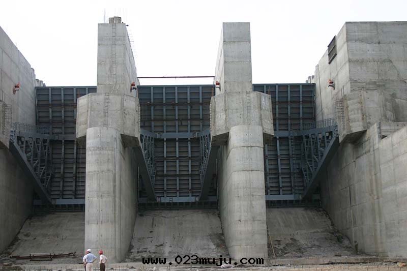 01 安(ān)裝(zhuāng)完成(chéng)的(de)尼爾基水(shuǐ)利樞紐工程12×19-18.65m弧門(mén)工作(zuò)閘門(mén)