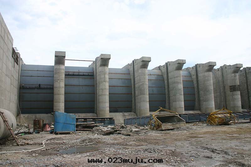 02 安(ān)裝(zhuāng)完成(chéng)的(de)尼爾基水(shuǐ)利樞紐工程12×19-18.65m弧門(mén)工作(zuò)閘門(mén)安(ān)裝(zhuāng)