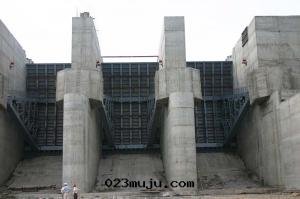 01 安(ān)裝(zhuāng)完成(chéng)的(de)尼爾基水(shuǐ)利樞紐工程12×19-18.65m弧門(mén)工作(zuò)閘門(mén)