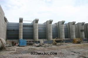 02 安(ān)裝(zhuāng)完成(chéng)的(de)尼爾基水(shuǐ)利樞紐工程12×19-18.65m弧門(mén)工作(zuò)閘門(mén)安(ān)裝(zhuāng)